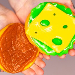 MushMeez Squish Me Famosa | Squishy Antiestrés con Textura Pegajosa y Suave - Hamburguesa