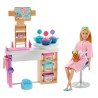 Barbie con su mascarilla y playset de spa de Mattel