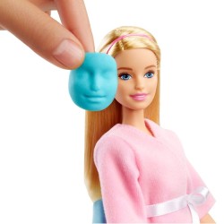 Barbie con su mascarilla y playset de spa de Mattel