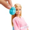 Barbie con su mascarilla y playset de spa de Mattel